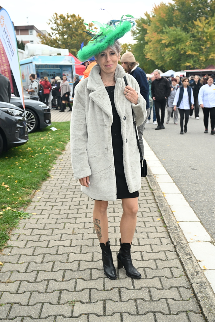 Svítivě zelený klobouk této dámě neprokázal zrovna nejlepší službu.