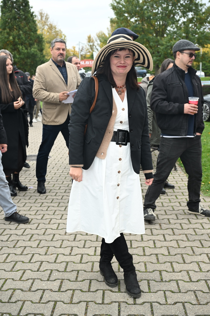 Sněhobílé šaty vynesla i tato dáma. K nim černo-bílý klobouk. 