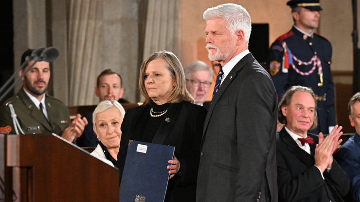 Prezident Petr Pavel předává Řád bílého lva in memoriam Daně Drábové.
