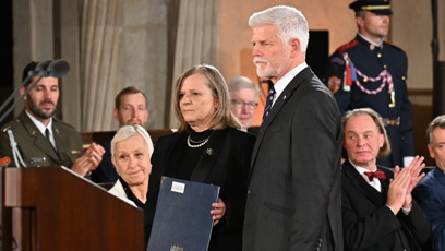 FOTO: Vyznamenání za Danu Drábovou převzala její partnerka Markéta Pávová.