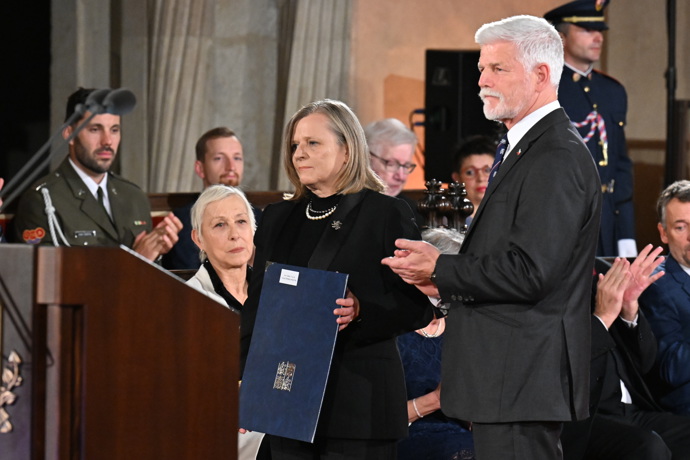 Nejvyšší státní vyznamenání Řád bílého lva pro zesnulou Danu Drábovou.