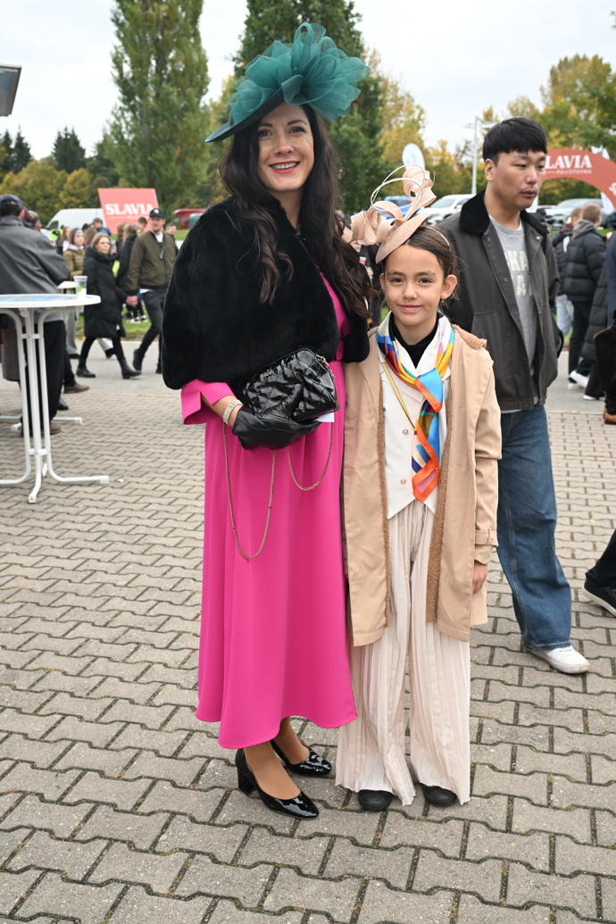 Tmavě zelený klobouk zde překvapivě dobře funguje s tmavě růžovou a černou barvou. Klobouček vynesla také mladá slečna. 