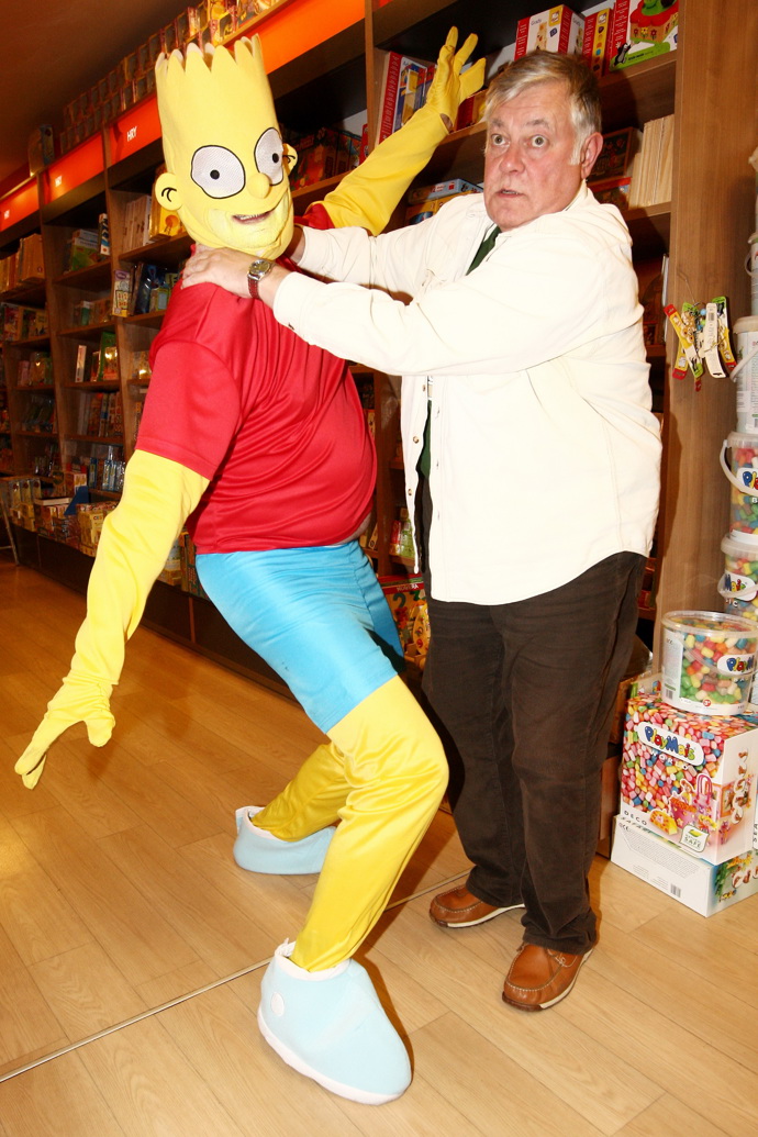 Ač s dabingem neměl valné zkušenosti, jakmile ho tvůrci uviděli s plechovkou piva v ruce, byla ruka v rukávu.