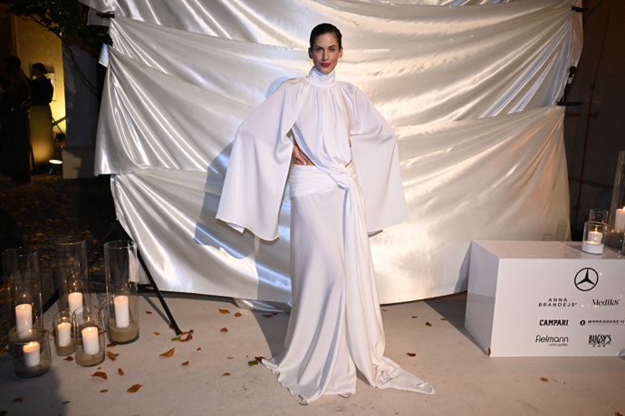 Sněhobílé šaty vynikají kromě průstřihů také netopýřími rukávy. 