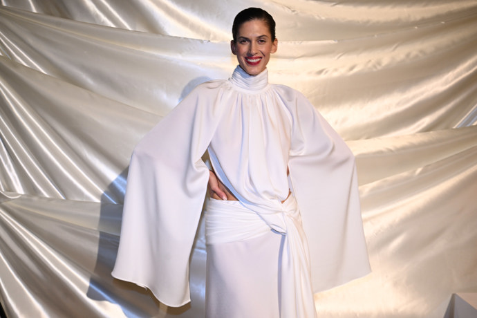 Černovláska Vignerová v bílé róbě vypadala andělsky. 