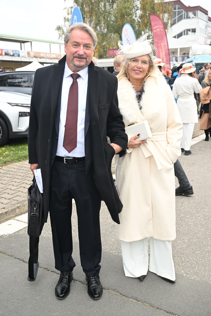 Béžovo-bílý outfit, který bílý fascinátor decentně doplňuje. 