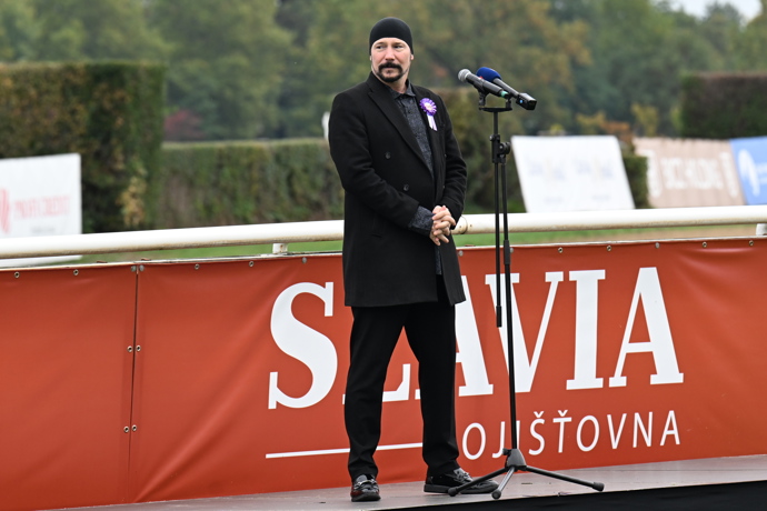 Bohuš Matuš zpíval hymnu. 