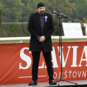 Bohuš Matuš zazpíval hymnu. 