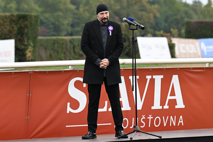 Bohuš Matuš zazpíval hymnu. 
