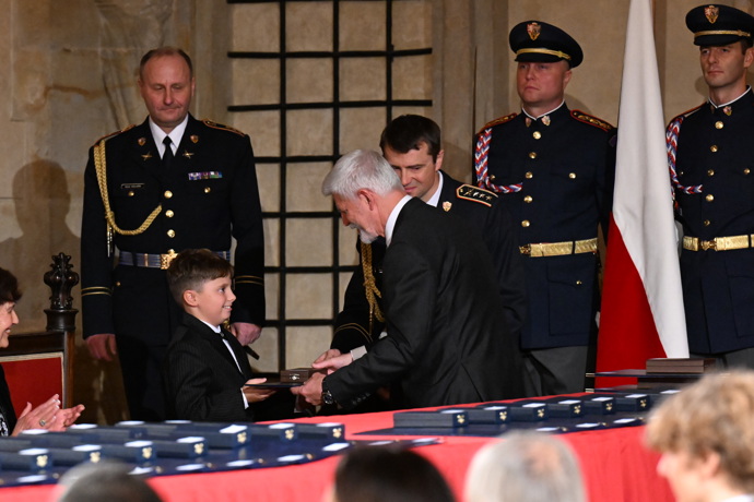 Prezident Petr Pavel předal vyznamenání Šimonovi.