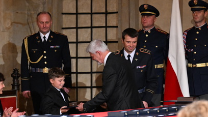 FOTO: Prezident Petr Pavel předal vyznamenání malému chlapci.