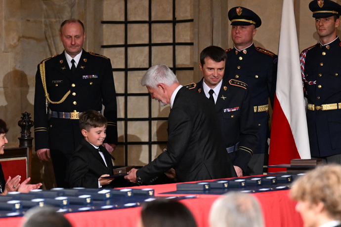 Prezident Petr Pavel předal vyznamenání malému chlapci.