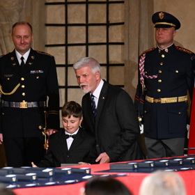 Prezident Petr Pavel předal vyznamenání malému chlapci.