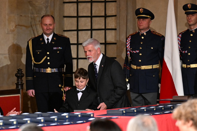 Prezident Petr Pavel předal vyznamenání malému chlapci.