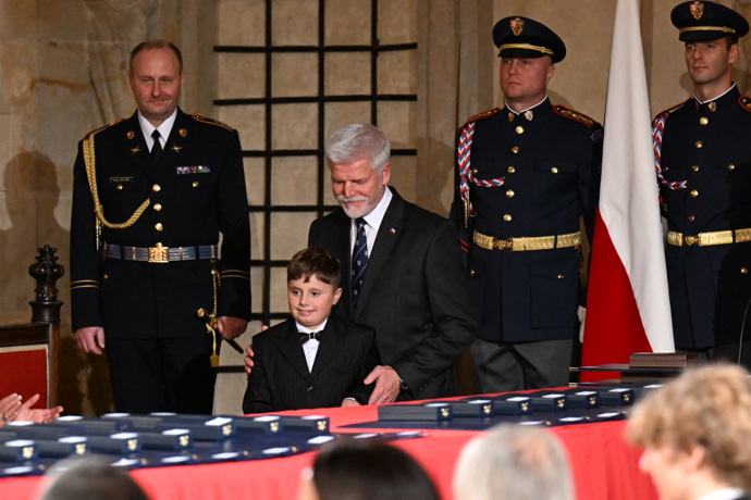 Prezident Petr Pavel předal vyznamenání malému chlapci.