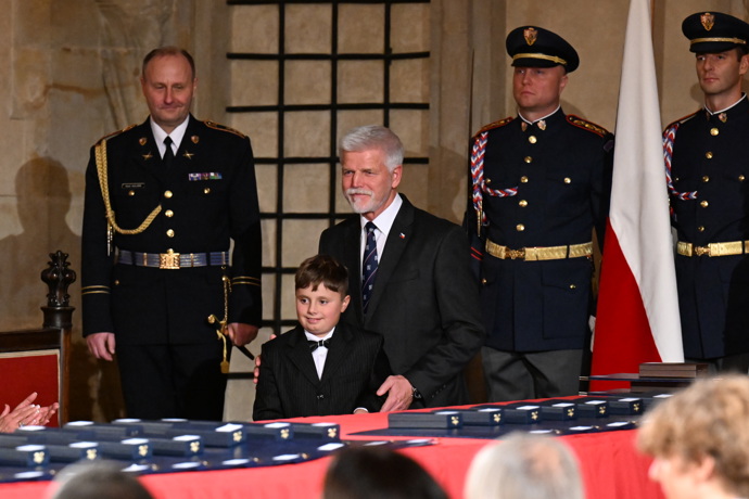 Prezident Petr Pavel předal vyznamenání malému chlapci.