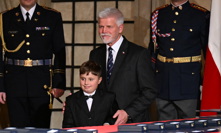 Prezident Petr Pavel předal vyznamenání malému chlapci.