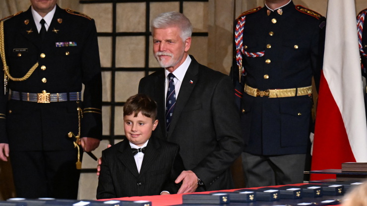 Prezident Petr Pavel předal vyznamenání malému chlapci.