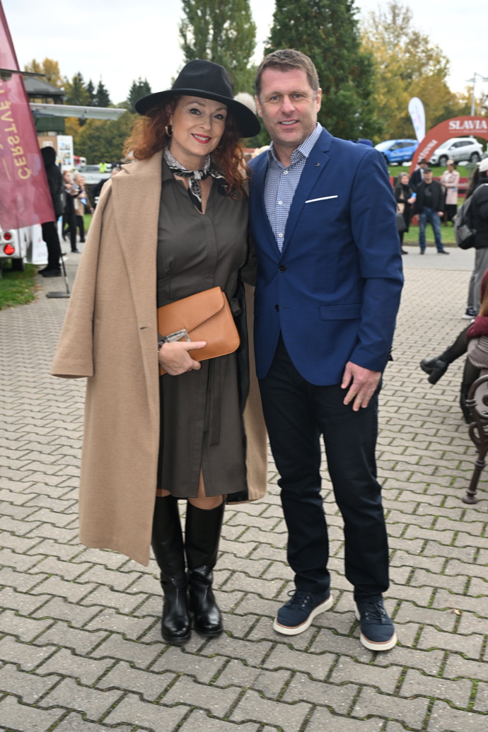 Herečka Markéta Hrubešová přišla v doprovodu svého partnera Petra Sysla, které se oblékl do tmavě modrého obleku. 