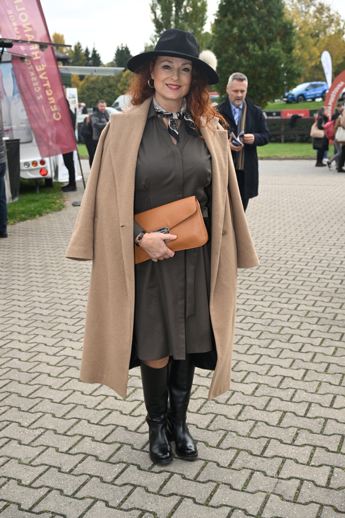 Markéta Hrubešová oblékla světle hnědý kabátek doplněný o černý klobouk a světle hnědé psaníčko. 