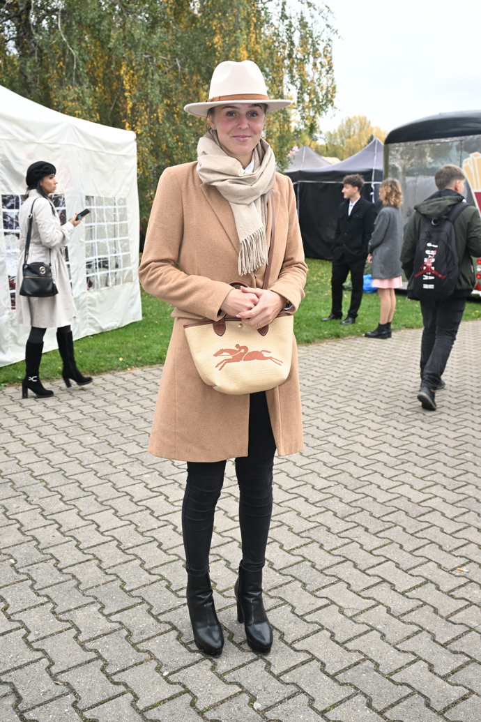 Decentní světle hnědý outfit s motivem koně na kabelce. 