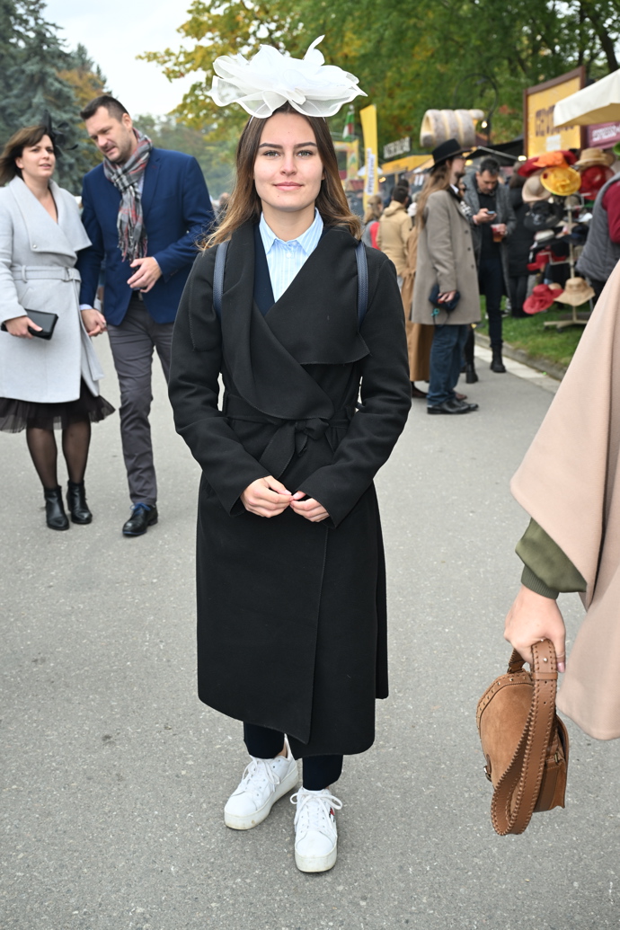 Tato dáma mohla nechat světlý klobouk doma, podobně jako bílé tenisky. 