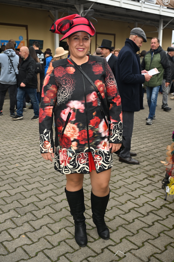 Také tento červený klobouček nakonec své místo v outfitu našel. 