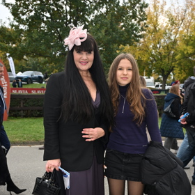 Velká pardubická přilákala řadu lidí. 
