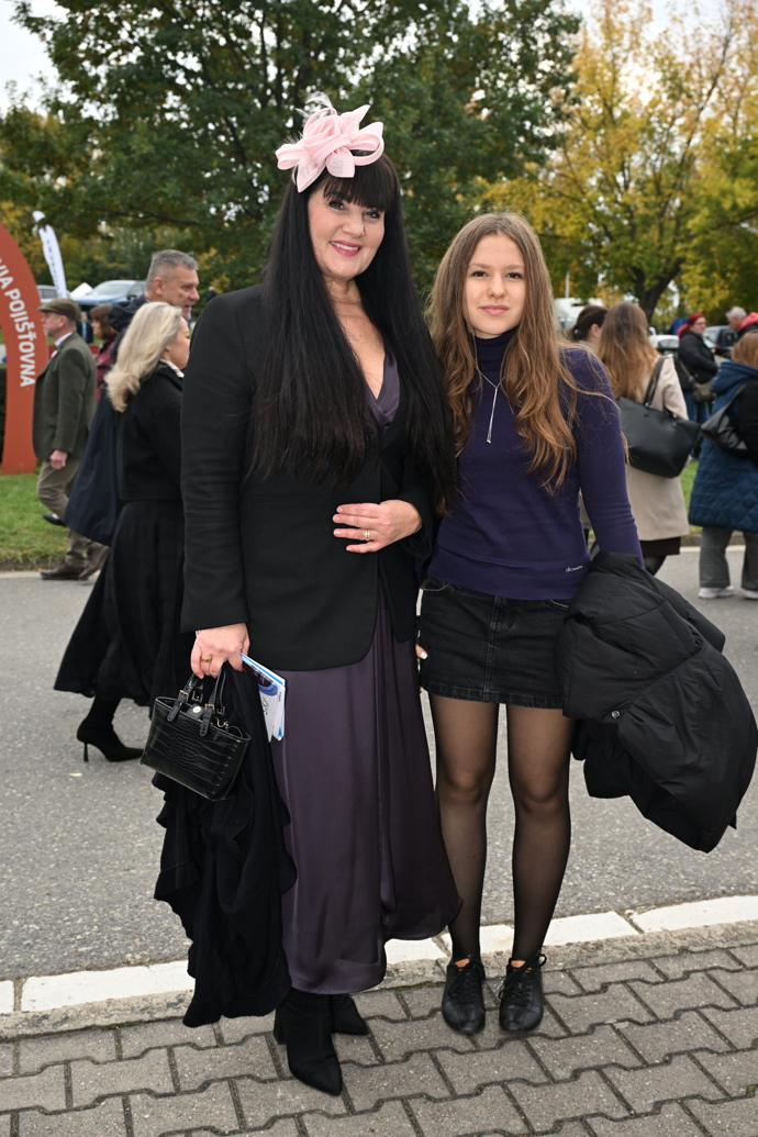 Operní diva Pavlína Senic doplnila černý outfit kontrastním růžovým facinátorem. 