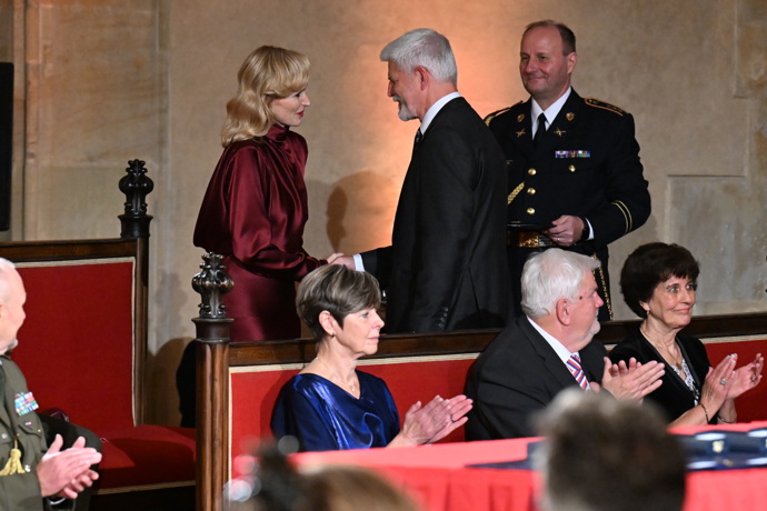 Herečka měla krásné šaty. 