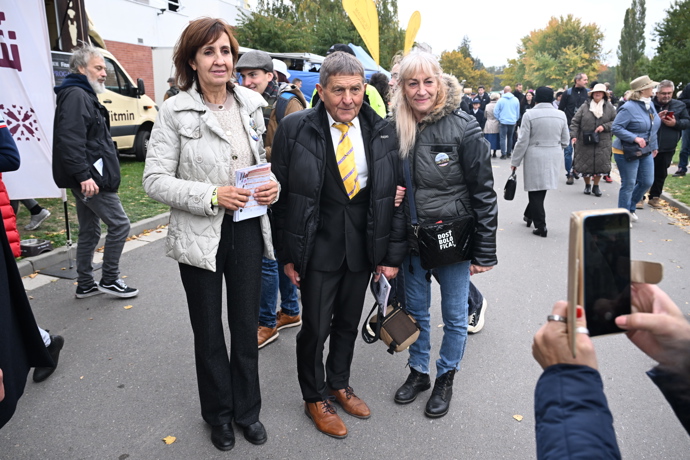 Josef Váňa s fanynkami. 