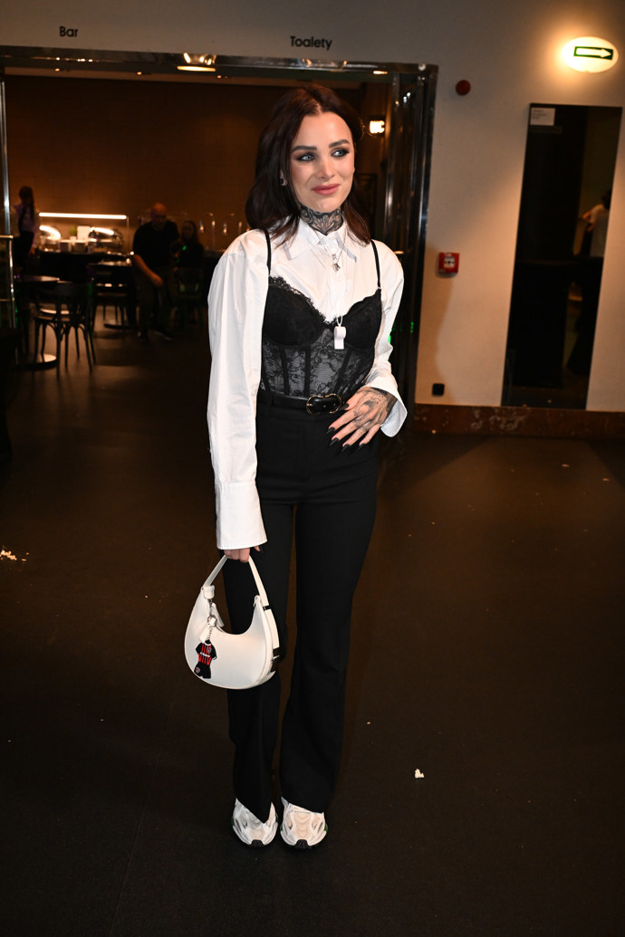 Michaela Cútová na premiéře seriálu Štěstíčku naproti. 