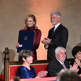 Herečka Aňa Geislerová dostala vyznamenání a vypadala krásně.