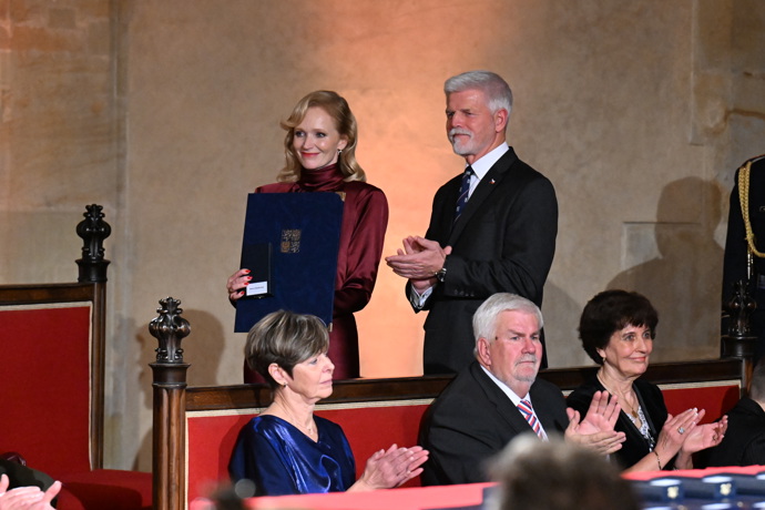 Herečka Aňa Geislerová dostala vyznamenání a vypadala krásně.