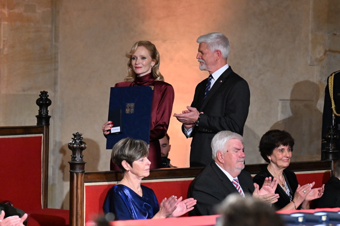 Ve vlasech si Aňa nechala udělat pokládanou vlnu. 