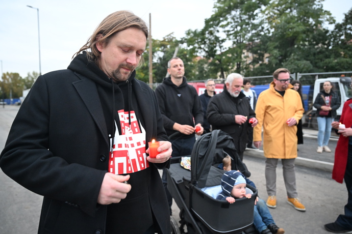 Demonstrace se uskutečnila u Památníku ticha na nádraží Bubny. 