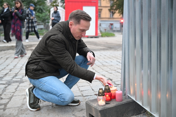 Lidé zapalovali svíčky obětem rasismu. 
