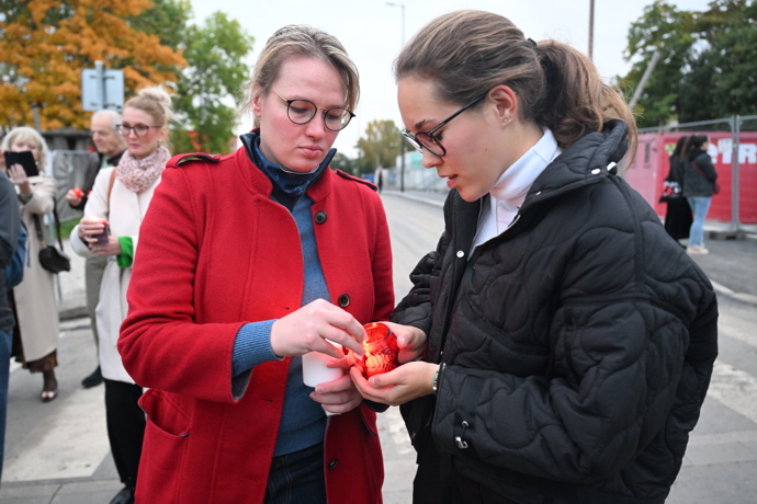Demonstrace se postupně plnila. 