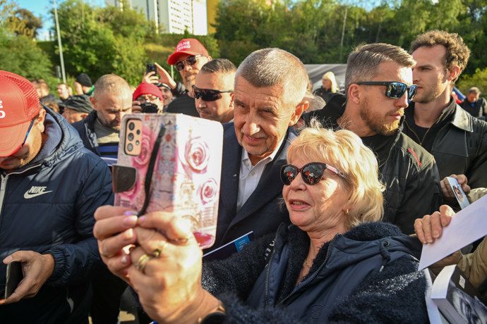 Andrej Babiš s fanynkou.