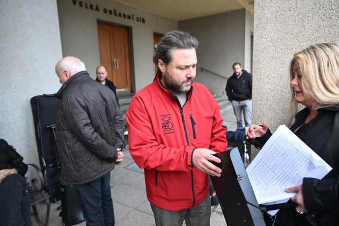 Poslední rozloučení s hudebníkem Janem Šatrou, kde nechyběl Felix Slováček mladší.