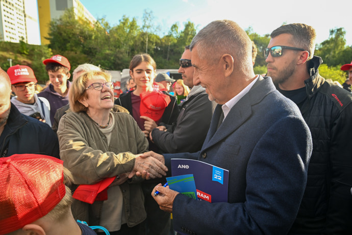 Andrej Babiš se zdraví s příznivci. 