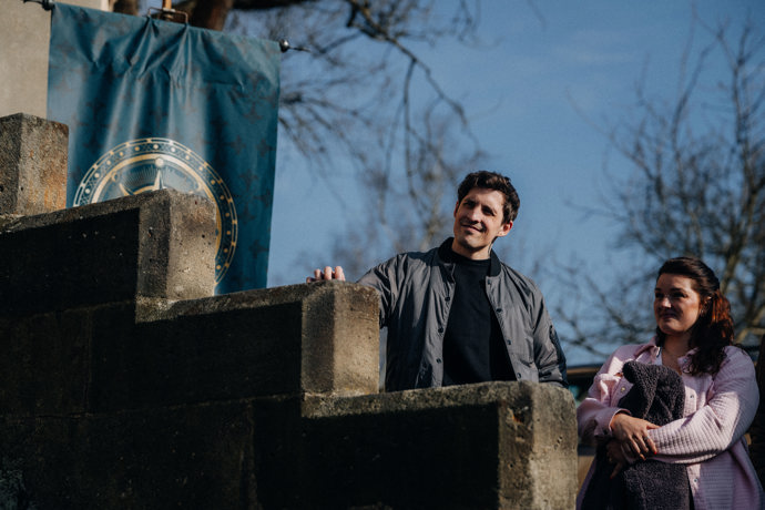 Čestmír odjel společně s Karolínou, kterou vyhlasovali během kulatého stolu.