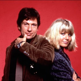 Osmdesátkový krimiseriál Dempsey a Makepeacová má mnoho z nás neodmyslitelně spojený s dětstvím. Jeho hlavní představitelé Michael Brandon a Glynis Barber si zpočátku byli asi tak sympatičtí jako jejich televizní hrdinové. Postupně se ale do sebe zamilovali a letos oslavili čtyřicáté výročí vztahu.