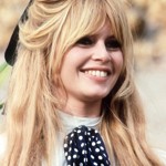 Pro francouzskou ikonu 60.l et Brigitte Bardot je charakteristický ležérní objemný účes s ofinou, který podobně jako herečka můžete, ale nemusíte doplnit třeba ozdobnou mašlí.