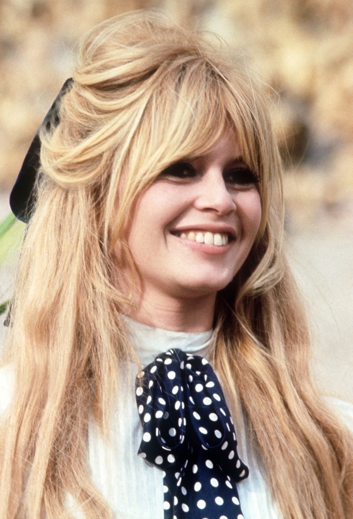 Pro francouzskou ikonu 60.l et Brigitte Bardot je charakteristický ležérní objemný účes s ofinou, který podobně jako herečka můžete, ale nemusíte doplnit třeba ozdobnou mašlí.