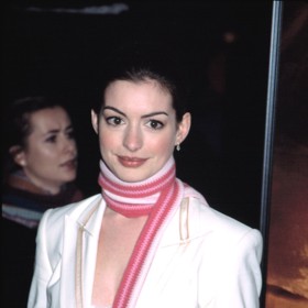 Herečka Anne Hathaway na přelomu milénia tenkou šálou doplnila jednoduchý outfit se sakem.