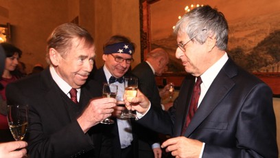 FOTO: Václav Havel si připíjí s Ivanem Klímou.
