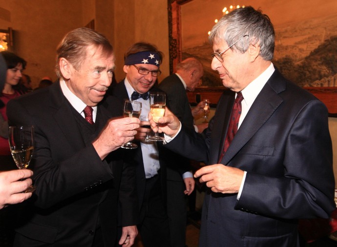 Václav Havel si připíjí s Ivanem Klímou. 