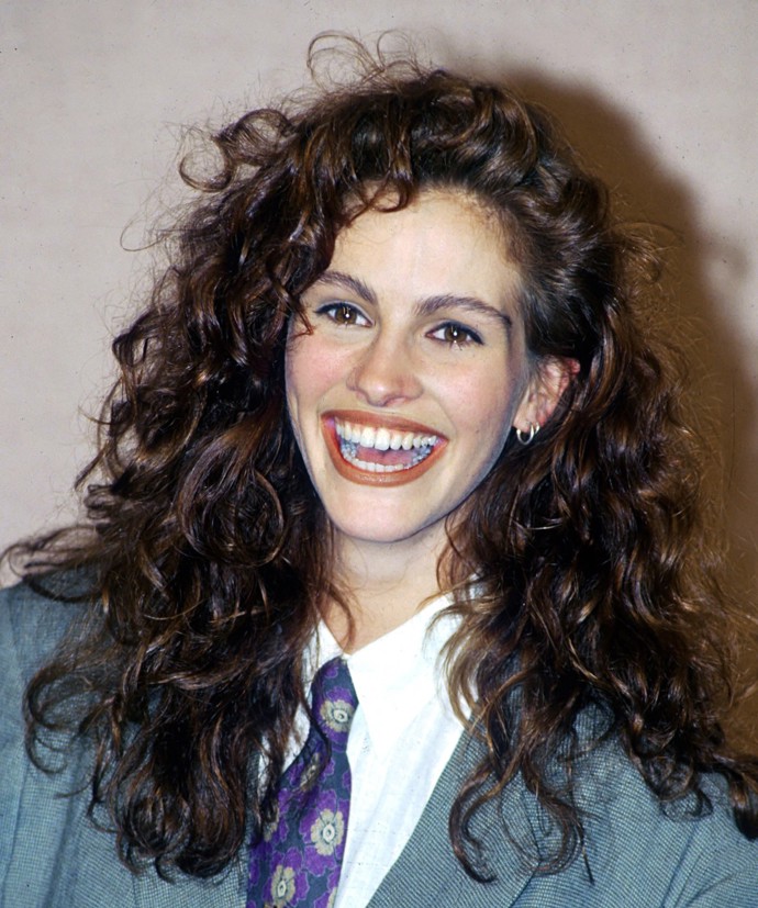 Dvacetiletou Julii Roberts líčila na předávání Glóbů kamarádka a česala se sama.
