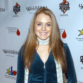 Herečka Lindsay Lohan dřív úzkou šálu nosila k sametové teplákovce.